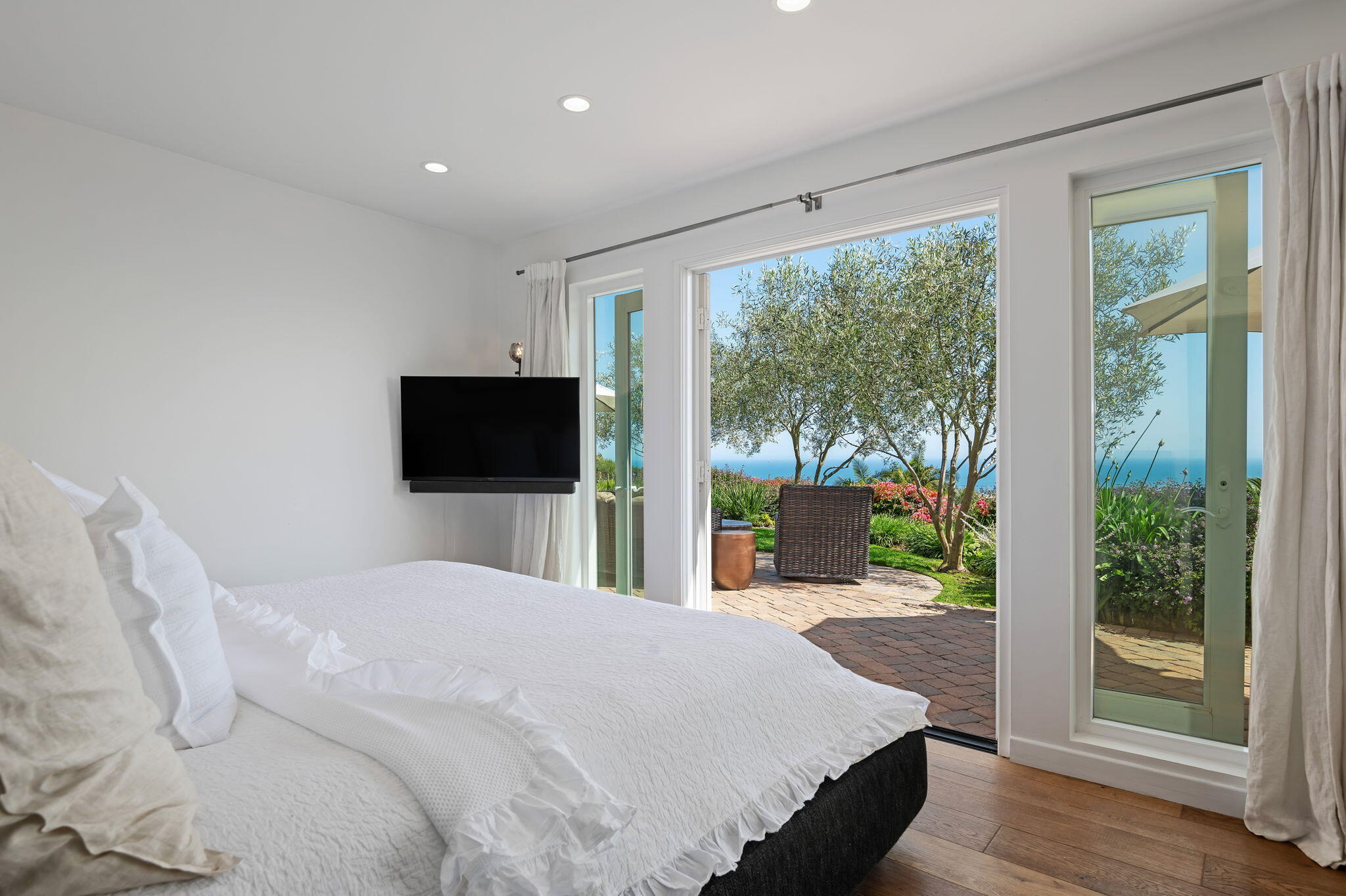 1144 Arbolado Road Santa Barbara, CA 93103 - Photo 23 of 40 21-Primary Bedroom