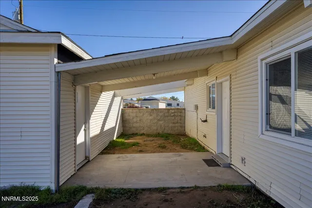 a view of backyard of the house