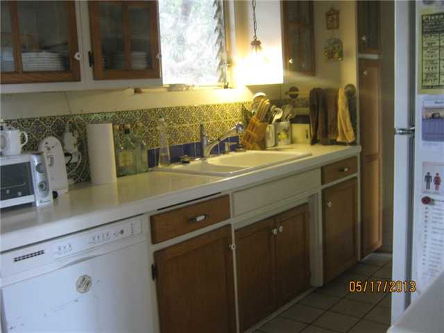 635 Howe Place Escondido, CA 92025 - Photo 6 of 13 Kitchen