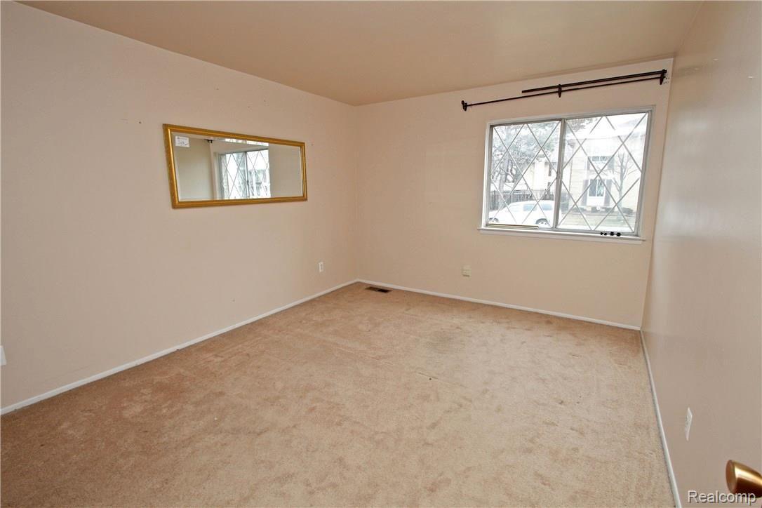 29257 Hayes Road, Unit J2 Warren, MI 48088 - Photo 15 of 24 15Bedrm.jpg