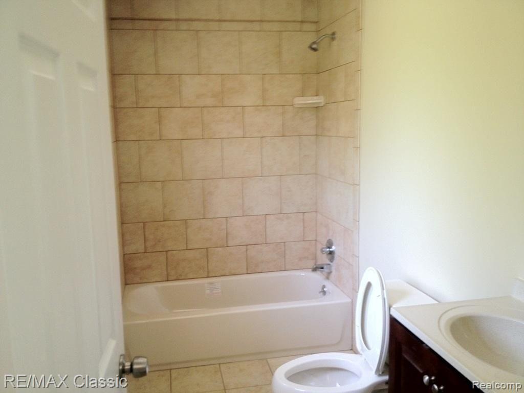 23025 Inkster Road Farmington, MI 48336 - Photo 14 of 24 BATH
