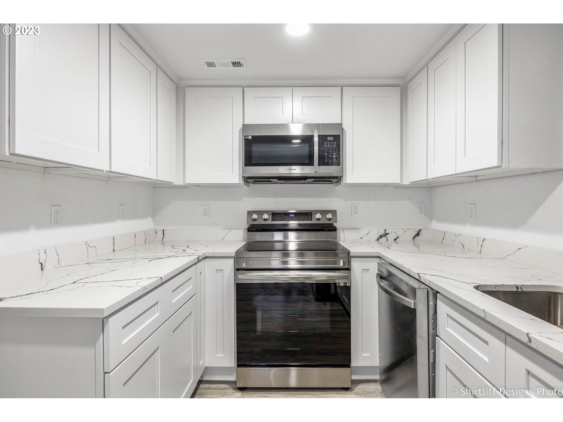 735 West M Street Springfield, OR 97477 - Photo 11 of 29 a kitchen with a sink stove and microwave