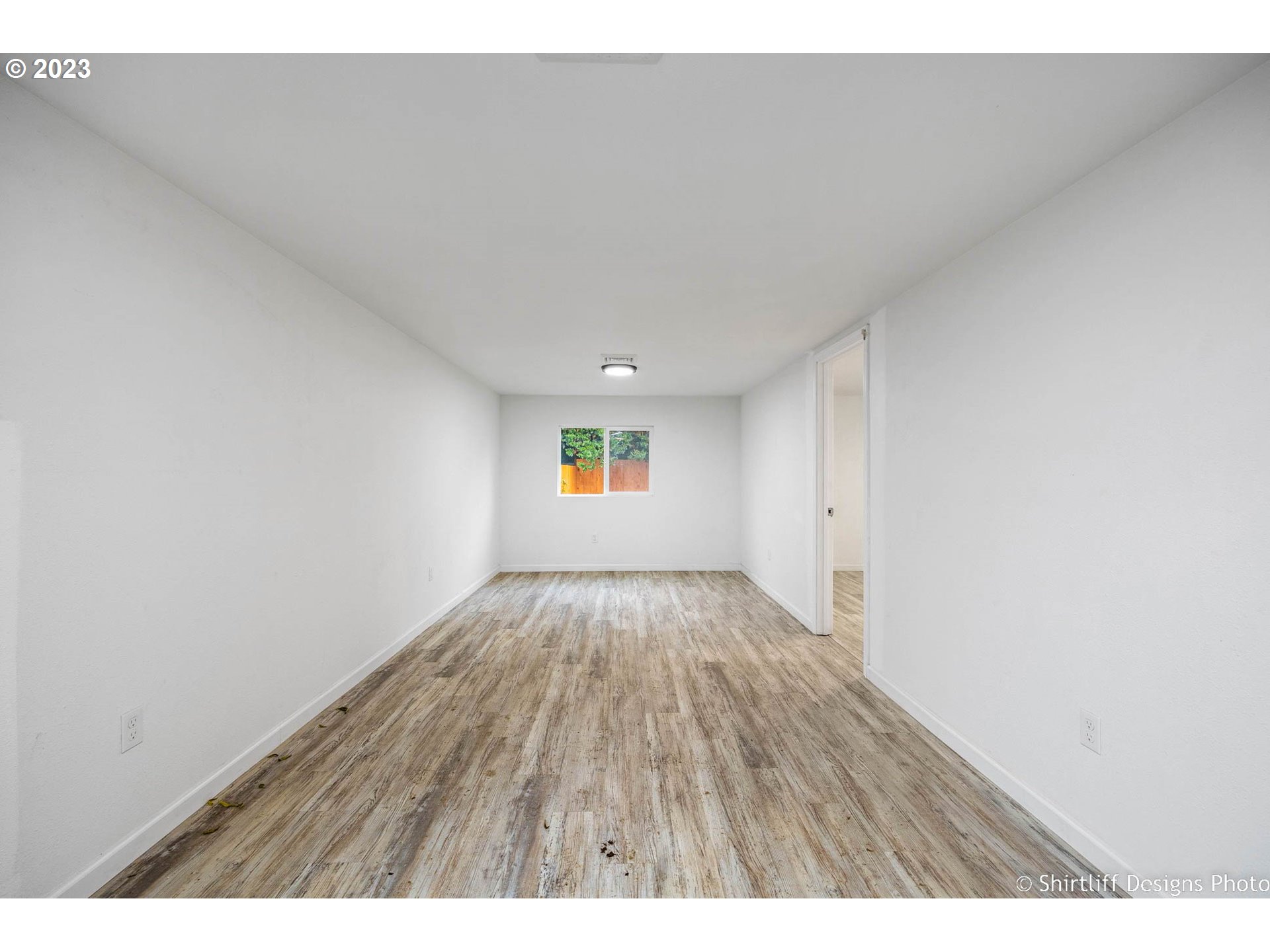 735 West M Street Springfield, OR 97477 - Photo 14 of 29 a view of an empty room and window