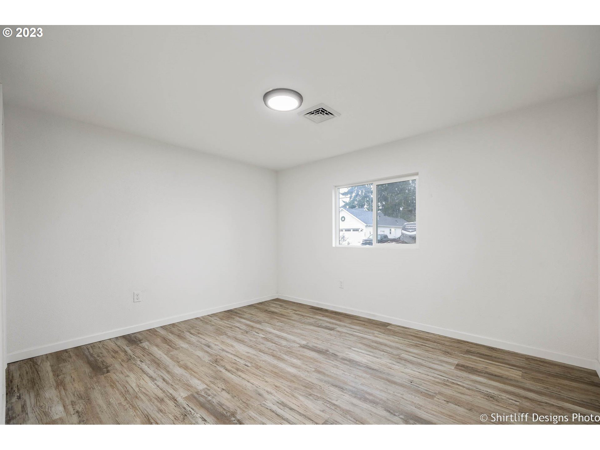 735 West M Street Springfield, OR 97477 - Photo 20 of 29 an empty room with wooden floor and windows