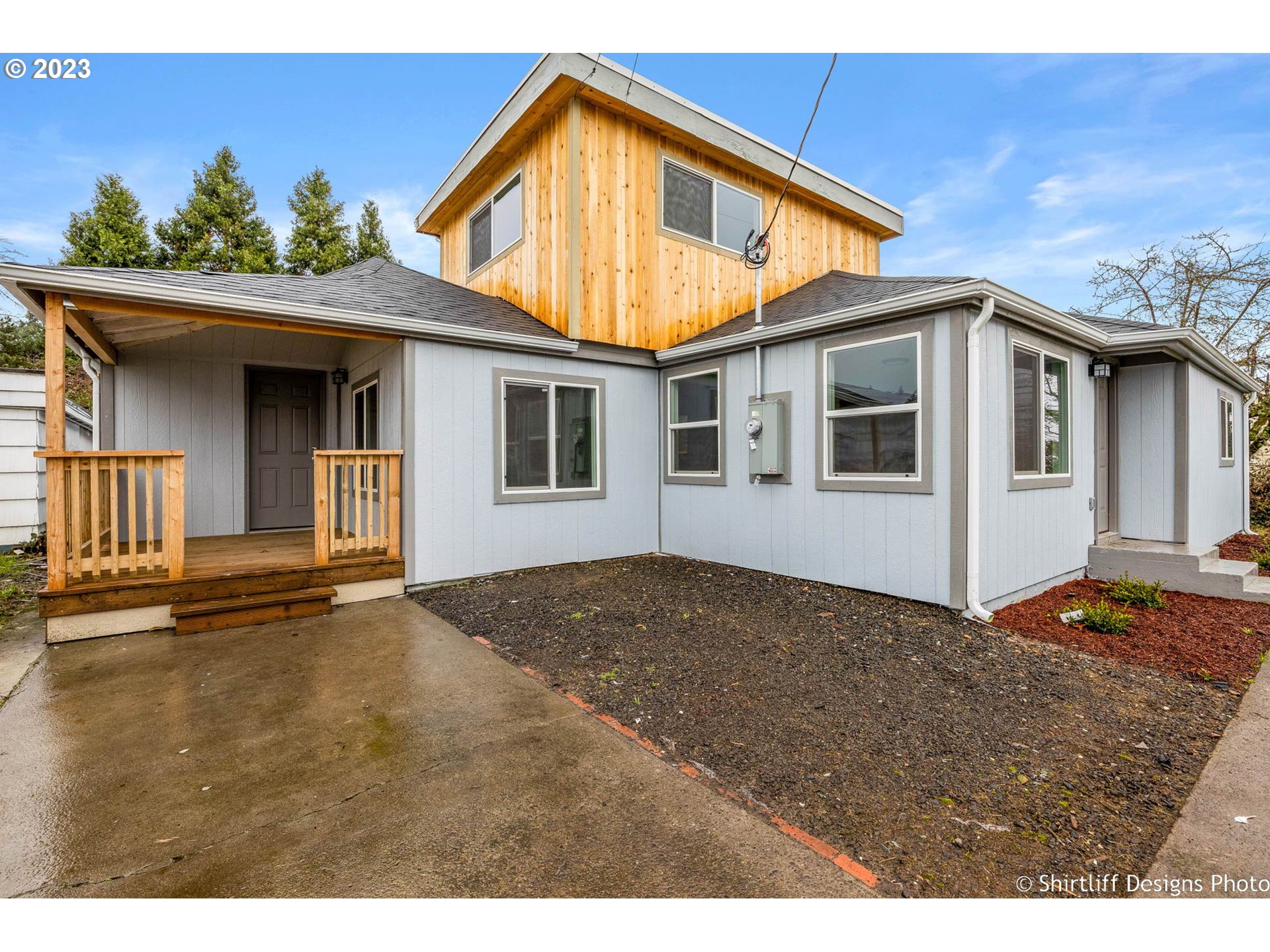 735 West M Street Springfield, OR 97477 - Photo 2 of 29 a view of a house with a patio