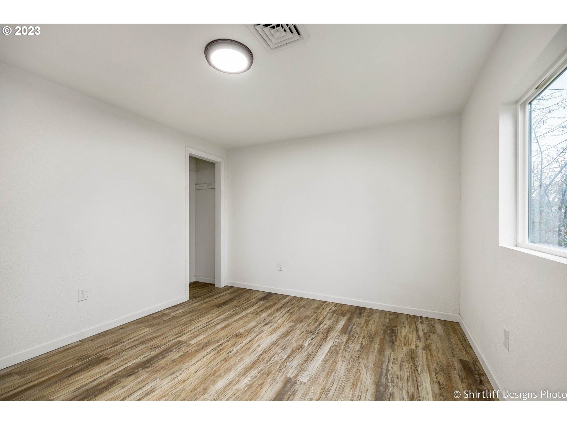 735 West M Street Springfield, OR 97477 - Photo 22 of 29 a view of an empty room and window
