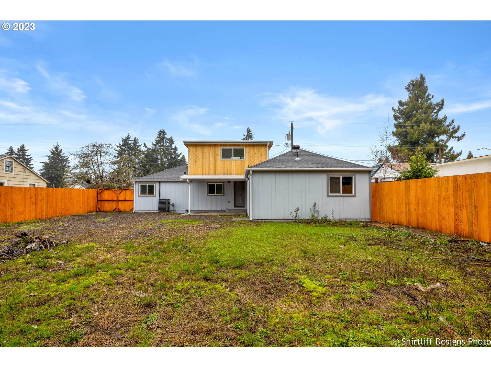 735 West M Street Springfield, OR 97477 - Photo 27 of 29 a house view with a outdoor space