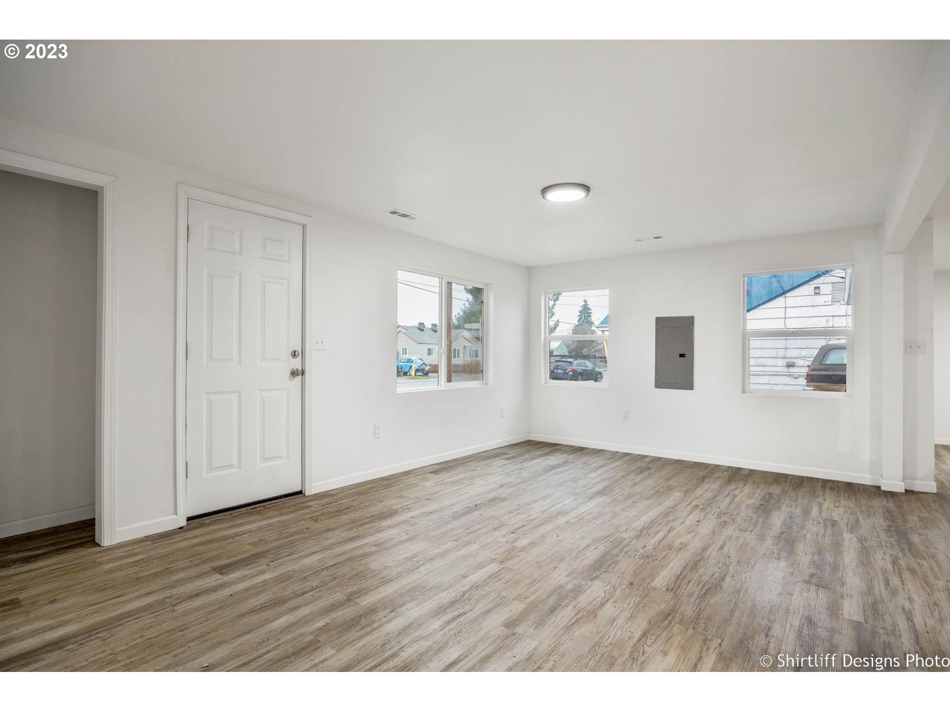 735 West M Street Springfield, OR 97477 - Photo 4 of 29 a view of an empty room with wooden floor and a window