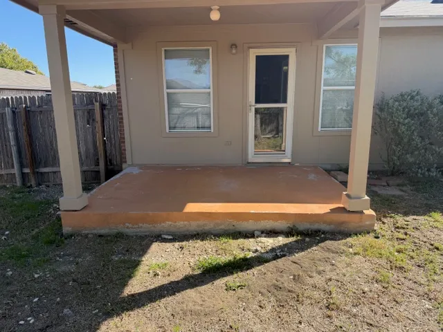 a view of backyard of the house