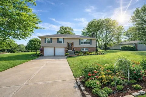 $359,900 | 7640 West 194th Street, Stilwell, KS 66085