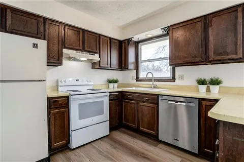 $359,900 | 7640 West 194th Street, Stilwell, KS 66085