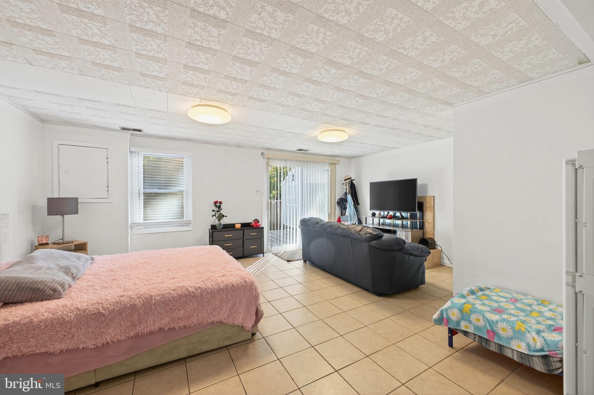 12462 Skipper Circle Woodbridge, VA 22192 - Photo 21 of 25 Spacious living area with natural light.
