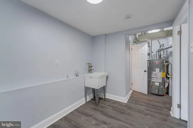 a view of utility room