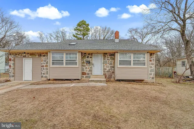 a view of a house with a yard and garage