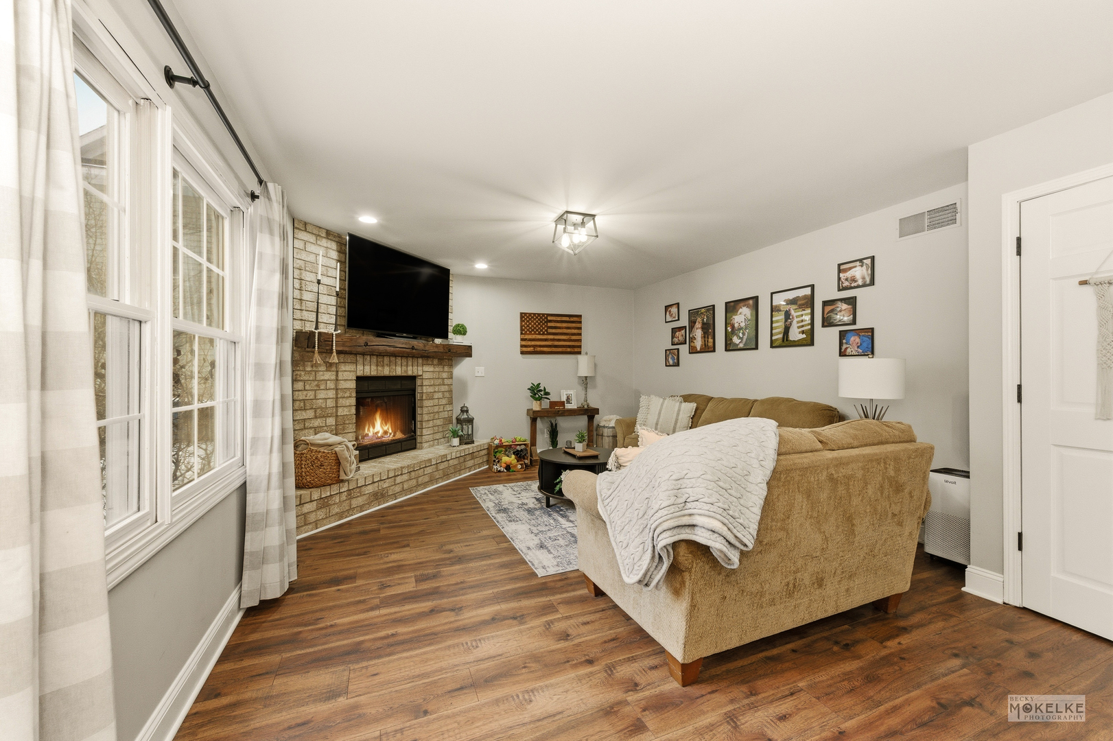 777 Debbie Lane Sandwich, IL 60548 - Photo 12 of 39 a living room with furniture and a fireplace