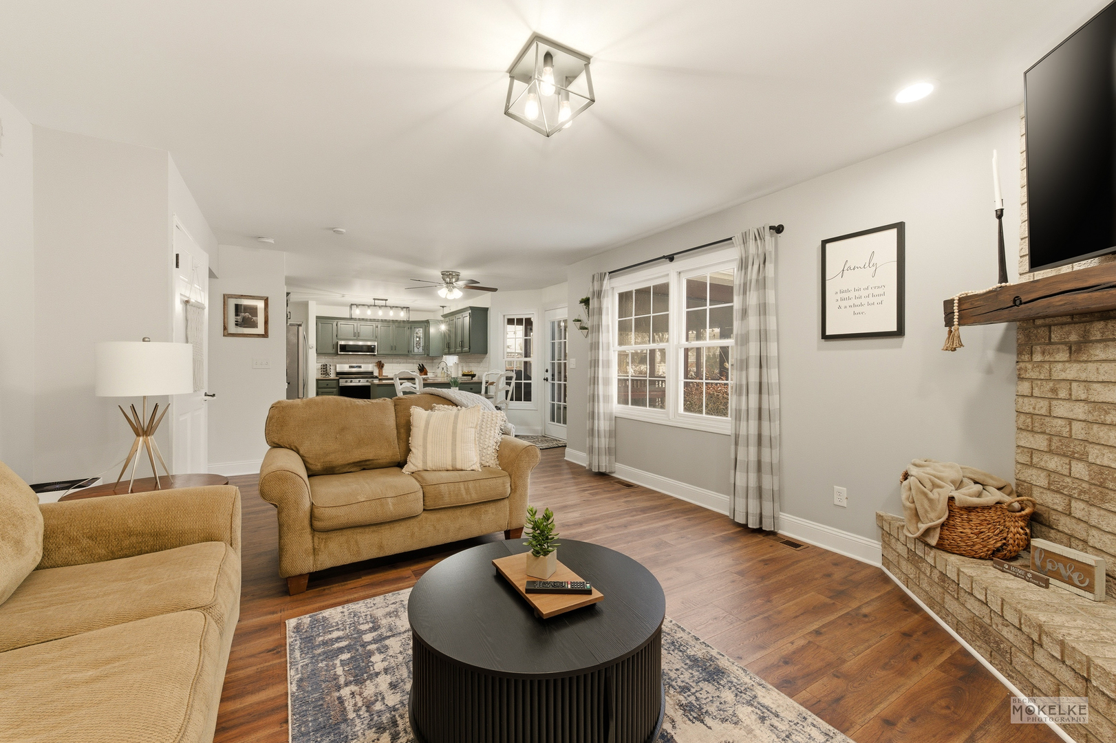 777 Debbie Lane Sandwich, IL 60548 - Photo 14 of 39 a living room with furniture and a table