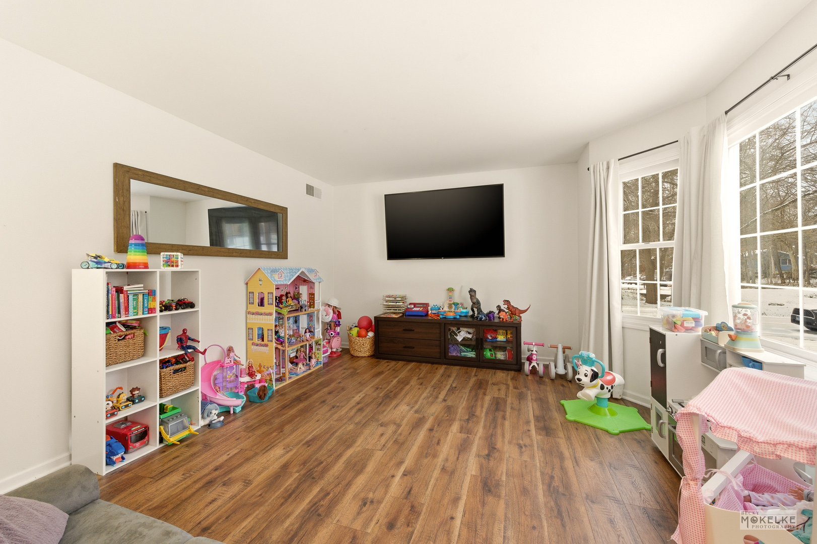 777 Debbie Lane Sandwich, IL 60548 - Photo 17 of 39 a living room with furniture and a flat screen tv
