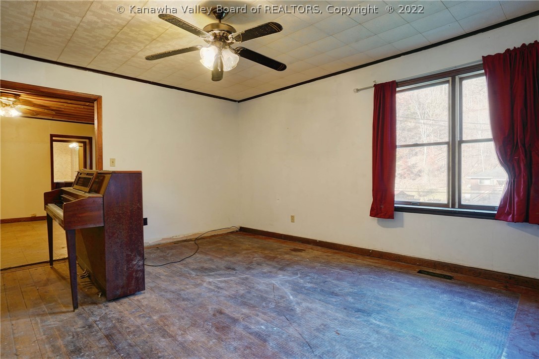 734 Hunter Road Charleston, WV 25311 - Photo 7 of 24 Farm House living room