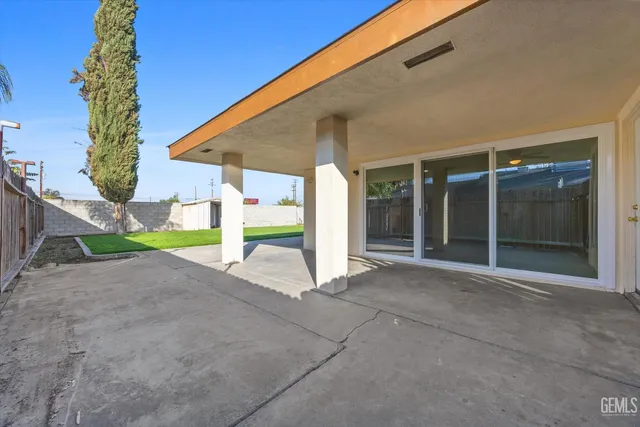 a view of an house with backyard and garage