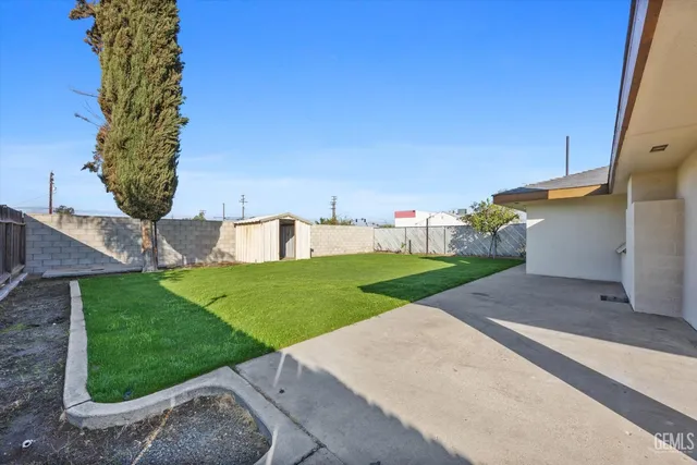 a view of a back yard