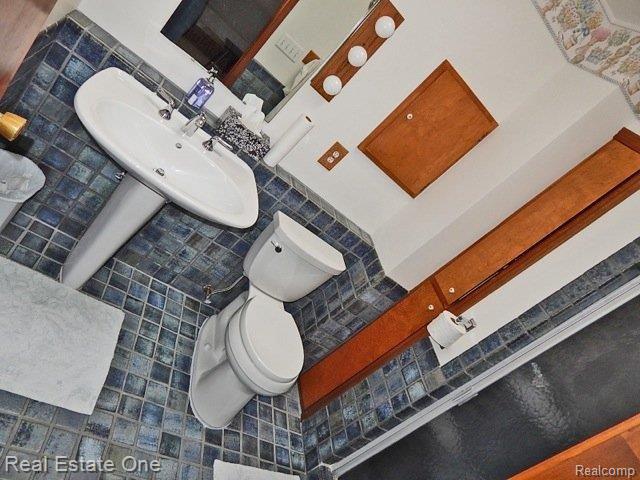 2263 North Fairview Lane Rochester, MI 48306 - Photo 11 of 21 mstr.bath.jpg