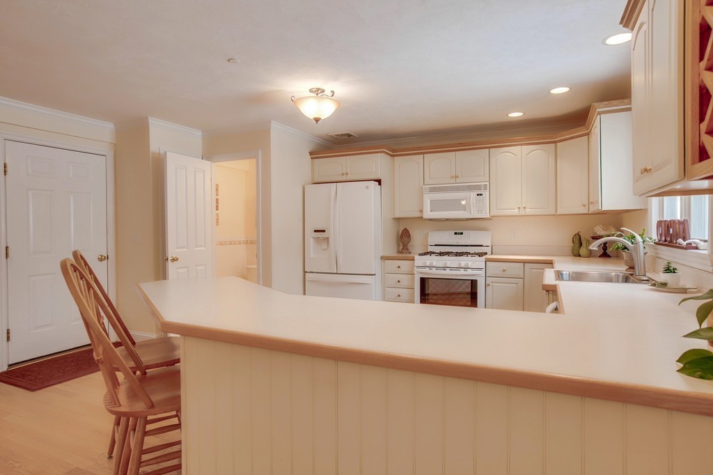 216 Rangeway Road, Unit 192 Billerica, MA 01862 - Photo 13 of 20 a kitchen with kitchen island a stove a table and chairs