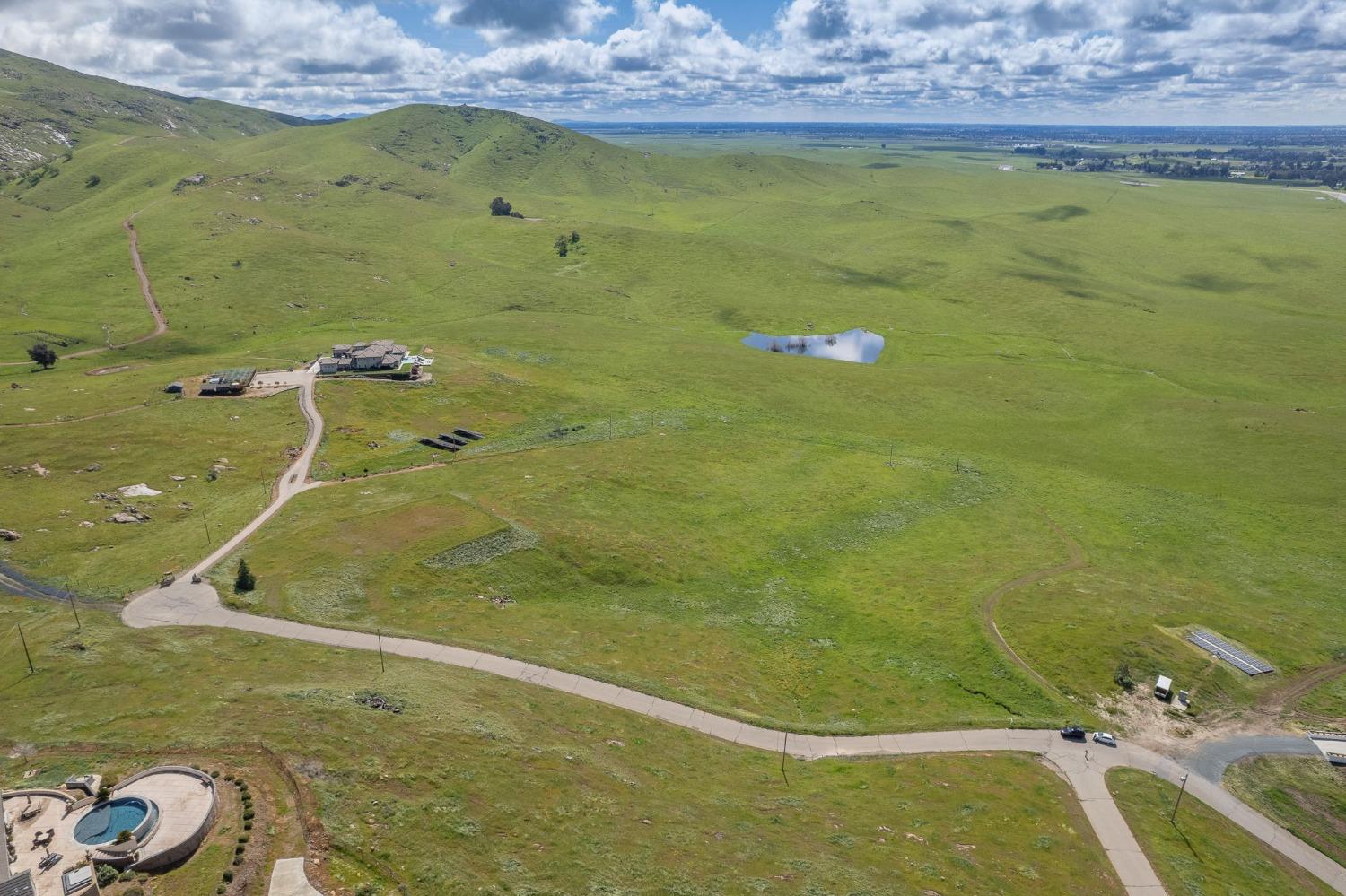 5 Summit Mountain Road Clovis, CA 93619 - Photo 7 of 28 a bathroom with a shower