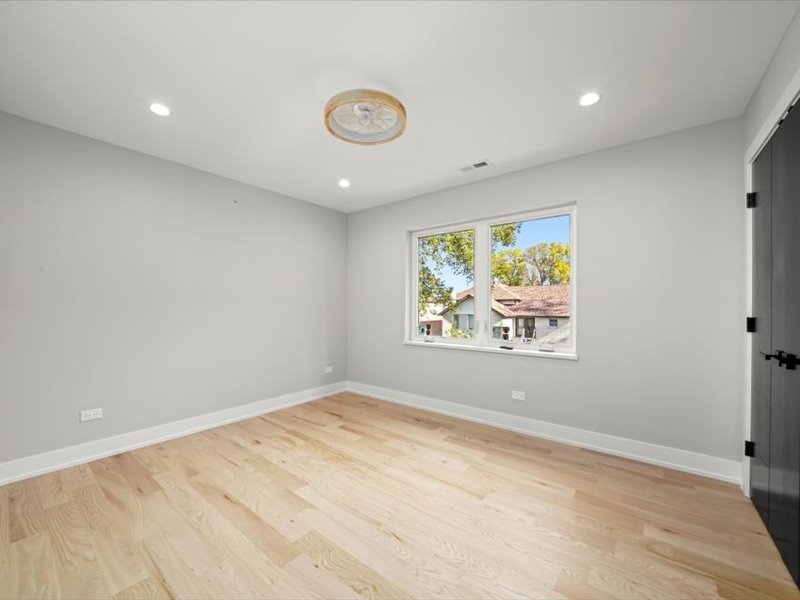 7137 South 87th Avenue Justice, IL 60458 - Photo 19 of 34 an empty room with windows