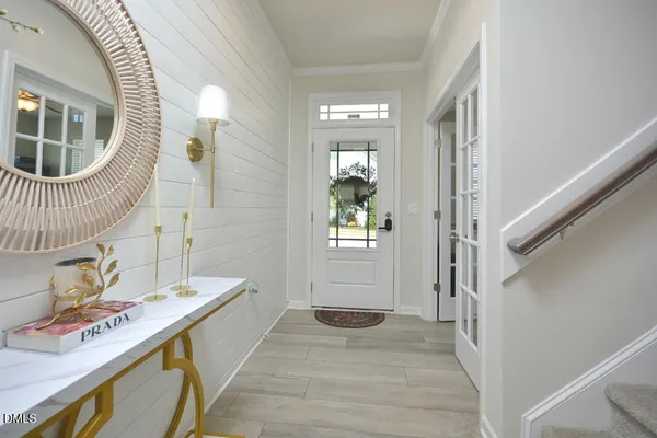 a view of entryway and kitchen