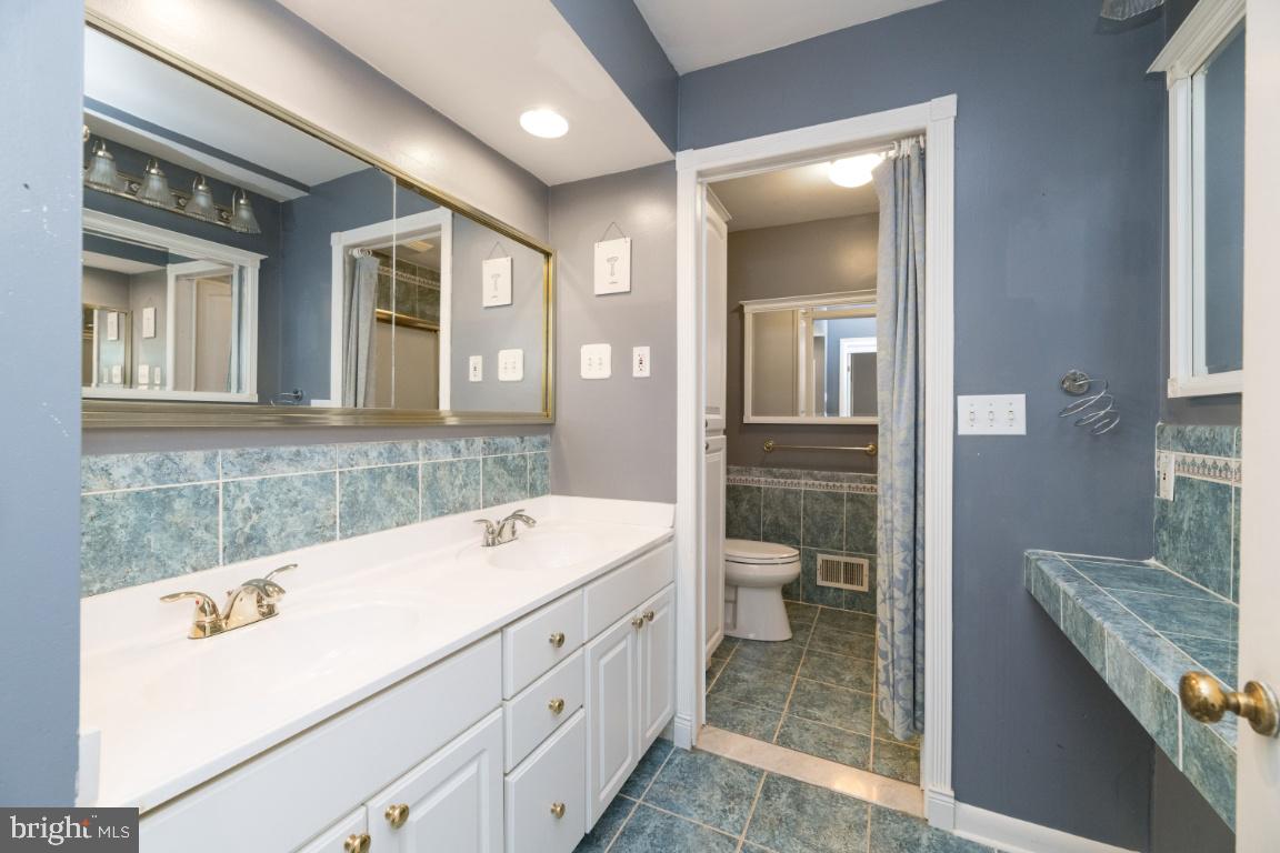 315 Stonewall Road Catonsville, MD 21228 - Photo 23 of 42 Shared Hall Bath