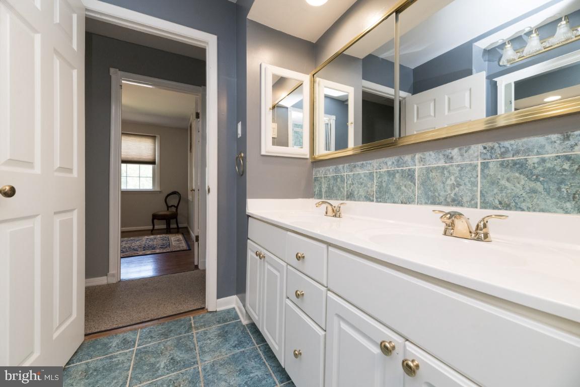 315 Stonewall Road Catonsville, MD 21228 - Photo 24 of 42 Shared Hall Bath