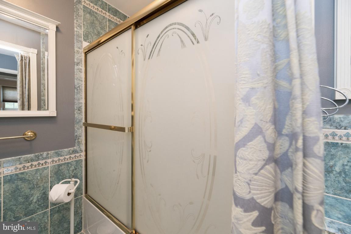 315 Stonewall Road Catonsville, MD 21228 - Photo 31 of 42 Shared Hall Bath