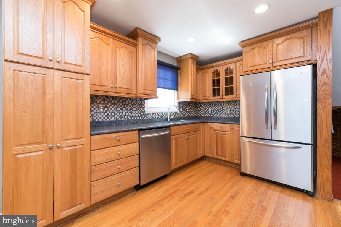 315 Stonewall Road Catonsville, MD 21228 - Photo 10 of 42 Custom Tile Backsplash and SS Appliances