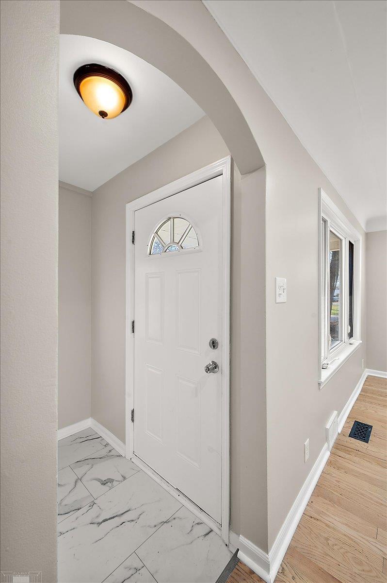 20945 Hampton Road Harper Woods, MI 48225 - Photo 11 of 74 50194543-4b850187-a982-419a-972b-f99330be3e40.JPG