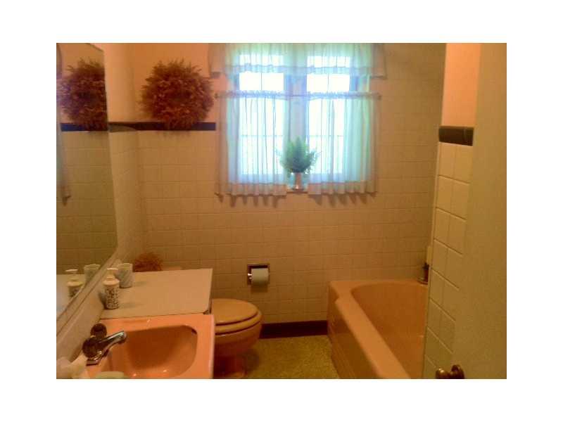 450 Chapel Road Aliquippa, PA 15001 - Photo 11 of 14 Full Bath.