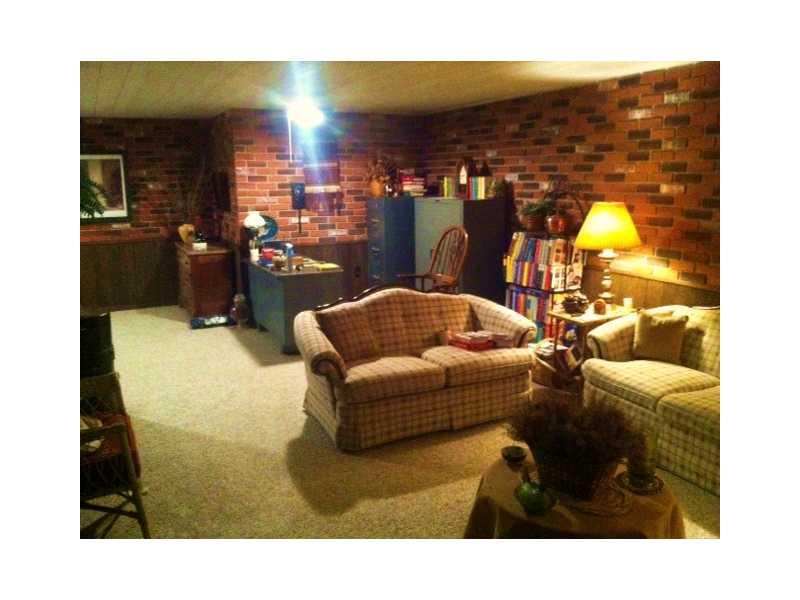 450 Chapel Road Aliquippa, PA 15001 - Photo 10 of 14 Family Room.