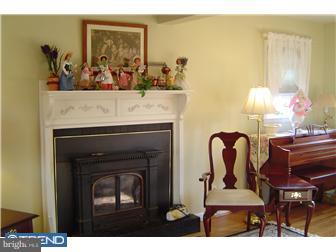 8430 Chippewa Road Philadelphia, PA 19128 - Photo 3 of 12 Living Room