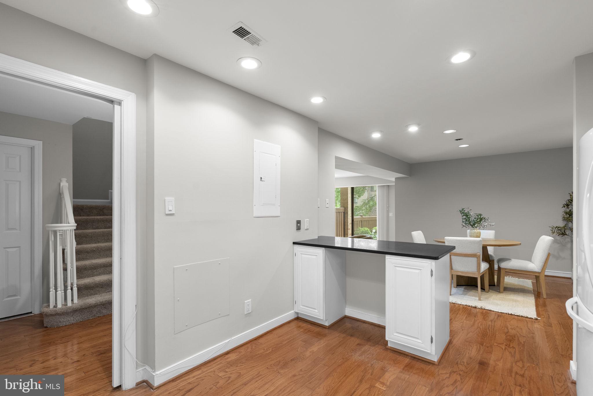 11420 Strand Drive, Unit R010 Rockville, MD 20852 - Photo 14 of 56 Kitchen