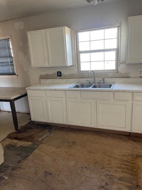 306 52nd Street Lubbock, TX 79404 - Photo 17 of 26 a view of cabinets and window