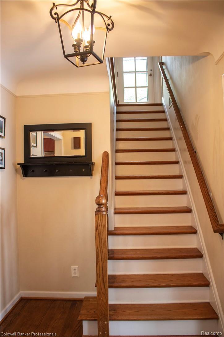 1352 Bishop Road Grosse Pointe, MI 48230 - Photo 14 of 27 15-1352-Bishop-entry.jpg
