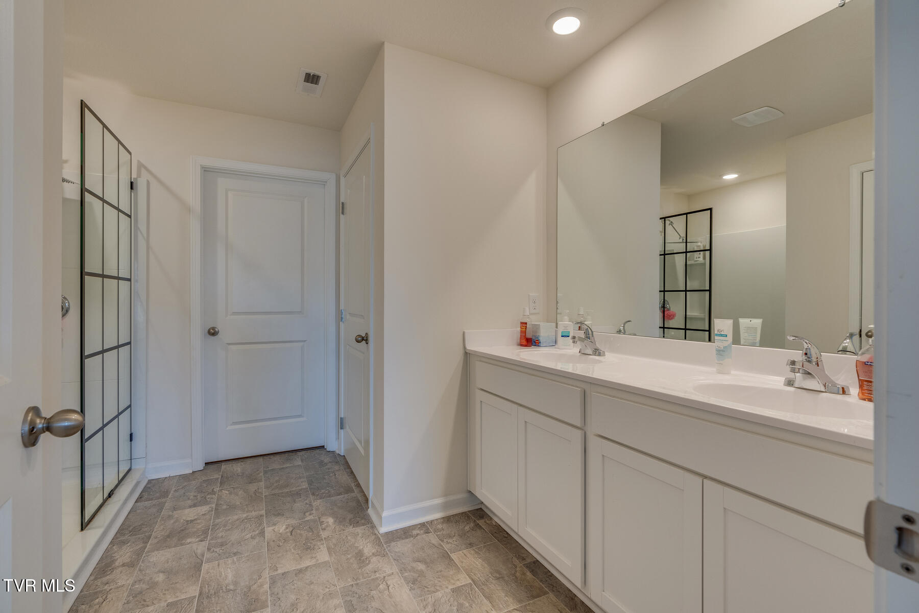 1249 Stamp Lodge Road Kingsport, TN 37660 - Photo 24 of 41 023