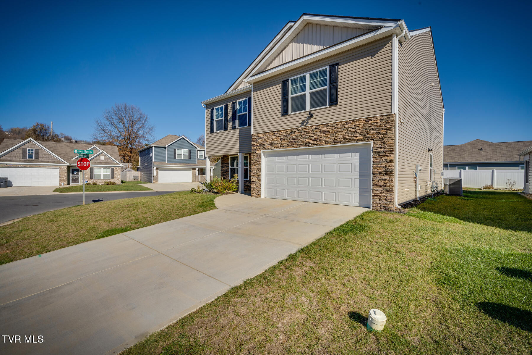 1249 Stamp Lodge Road Kingsport, TN 37660 - Photo 3 of 41 003