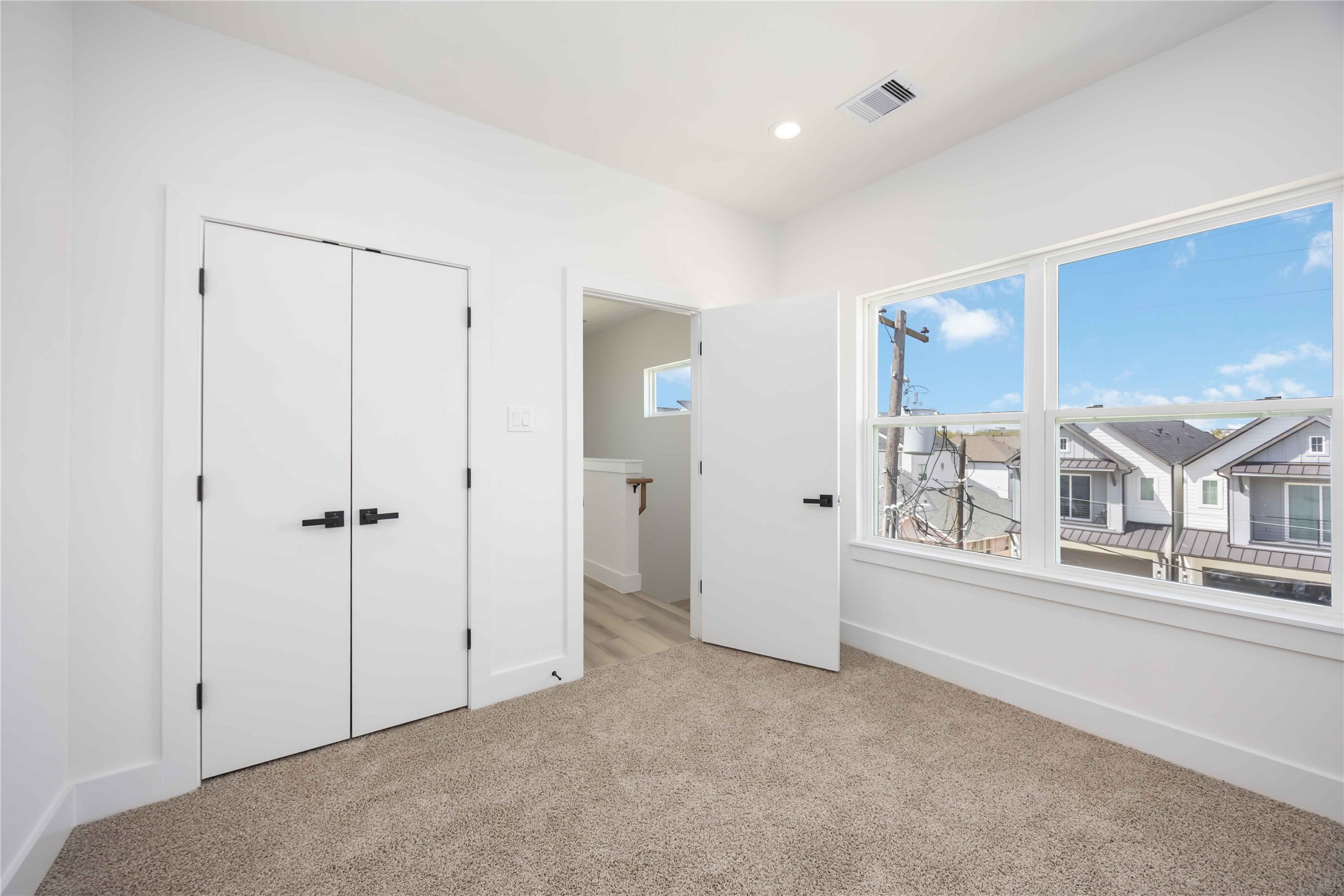 6735 Peerless Street, Unit C Houston, TX 77021 - Photo 22 of 27 an empty room with windows and entrance