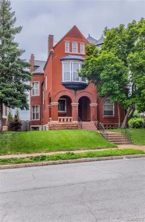 $500,000 | 3835 Westminster Place, St. Louis, MO 63108