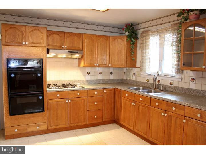 9731 Morefield Road Philadelphia, PA 19115 - Photo 4 of 25 Kitchen
