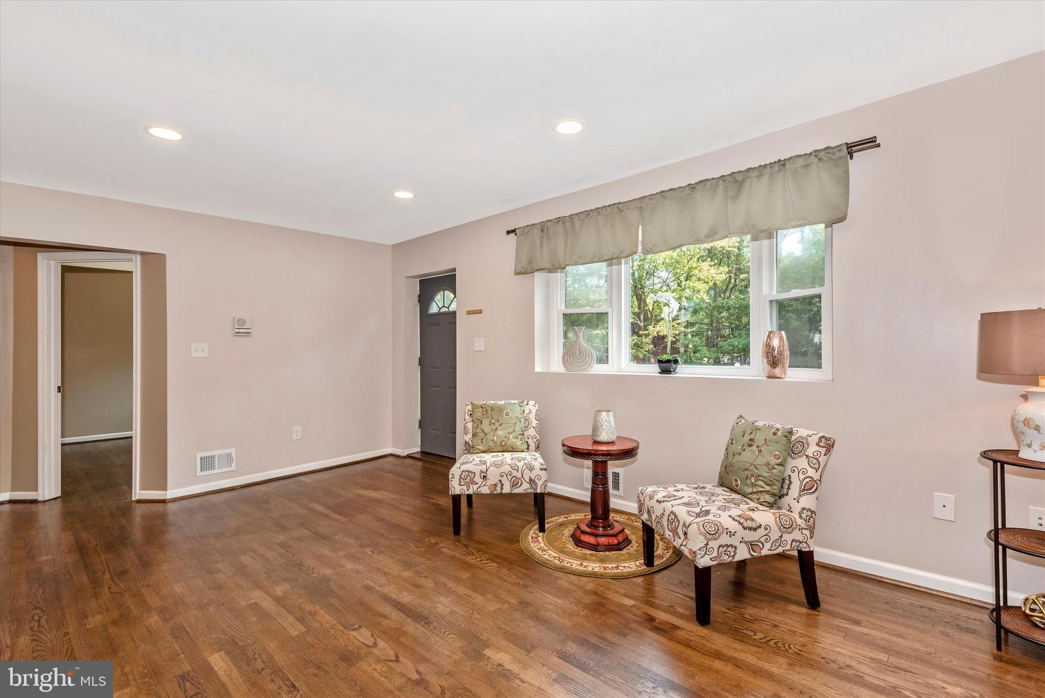 912 Dryden Court Silver Spring, MD 20901 - Photo 4 of 36 Entrance into Living Room