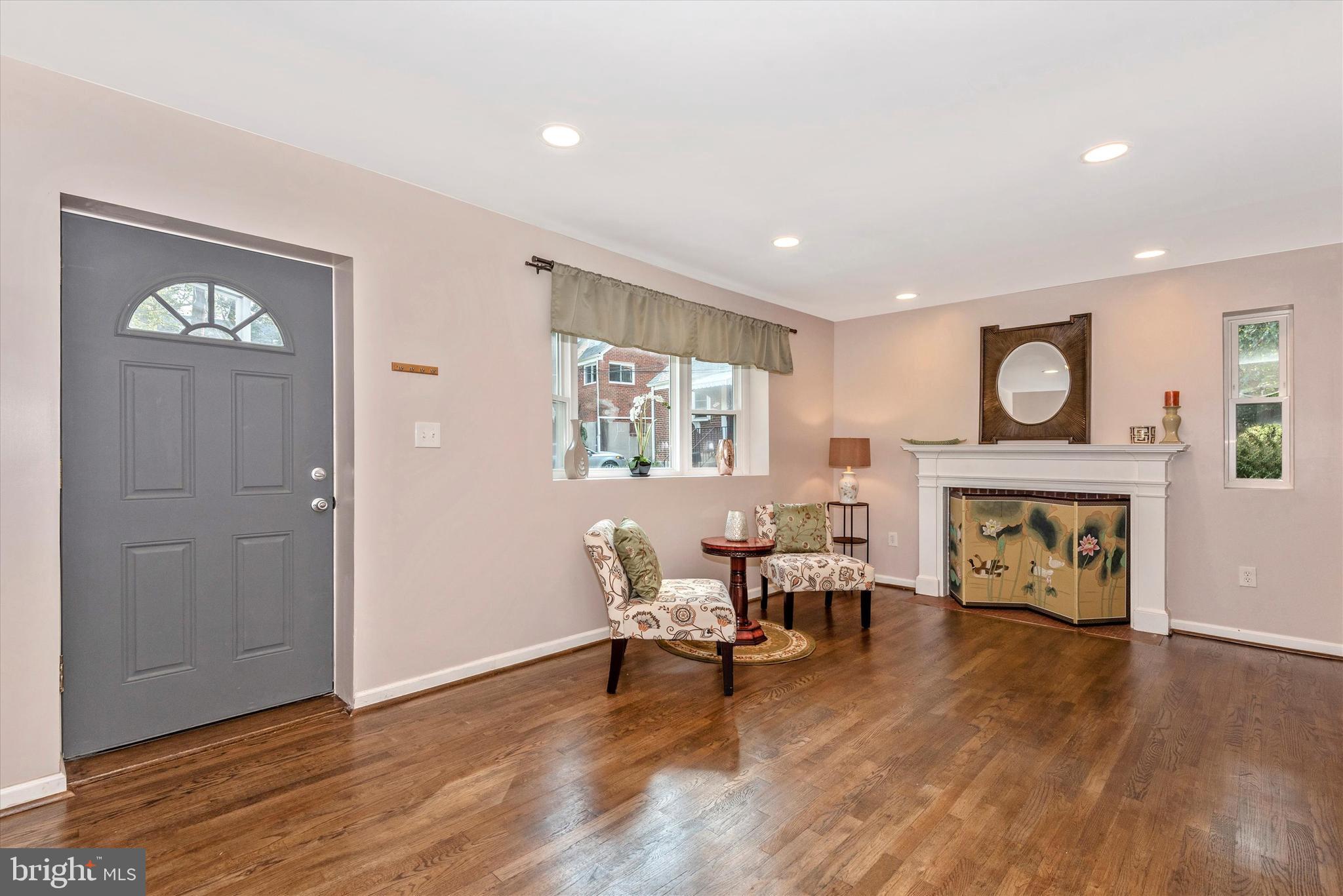 912 Dryden Court Silver Spring, MD 20901 - Photo 5 of 36 Living Room