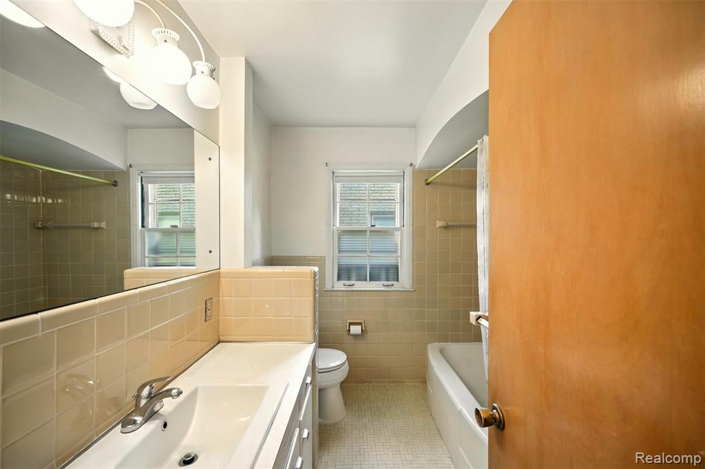 826 Shoreham Road Grosse Pointe Woods, MI 48236 - Photo 15 of 32
