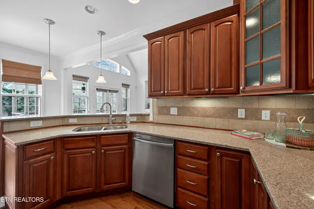 $749,900 | 110 St James Lane, Clinton, TN 37716