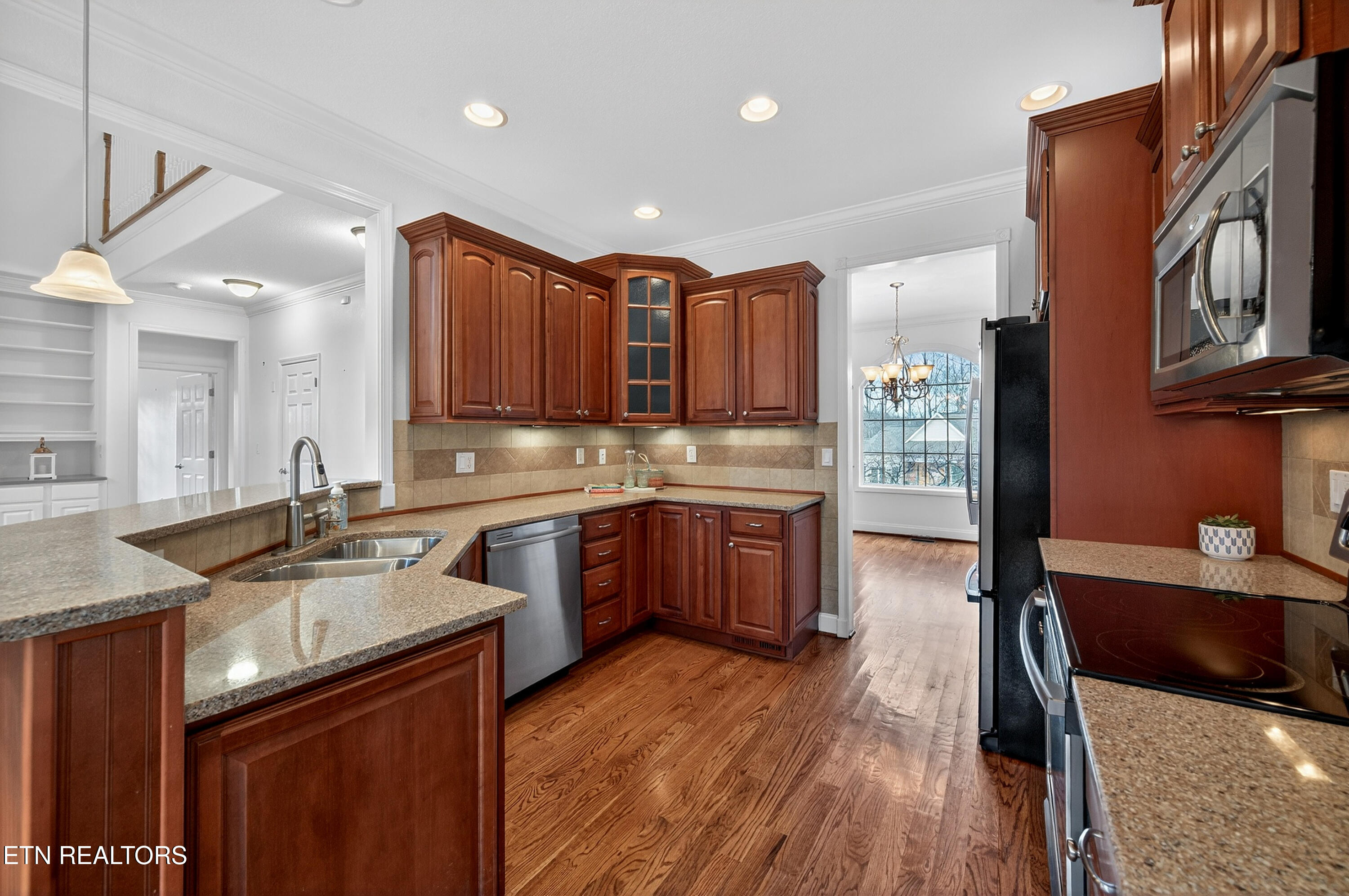 110 St James Lane Clinton, TN 37716 - Photo 19 of 60 Wood cabinets with glass display